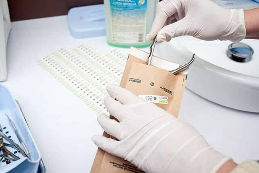 Дезинфекция и предстерилизационная очистка маникюрных инструментов: как выбрать дезинфектант и правильно приготовить раствор